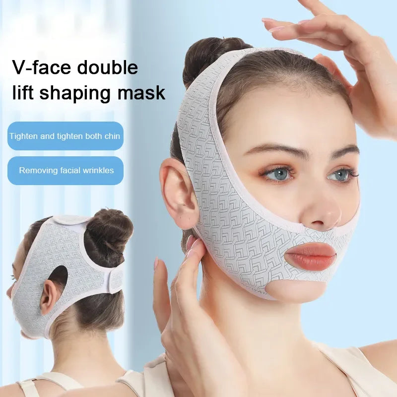 Mujer aplica mascarilla moldeadora V-face doble lifting en su rostro, demostrando su uso para reafirmar y eliminar arrugas fa