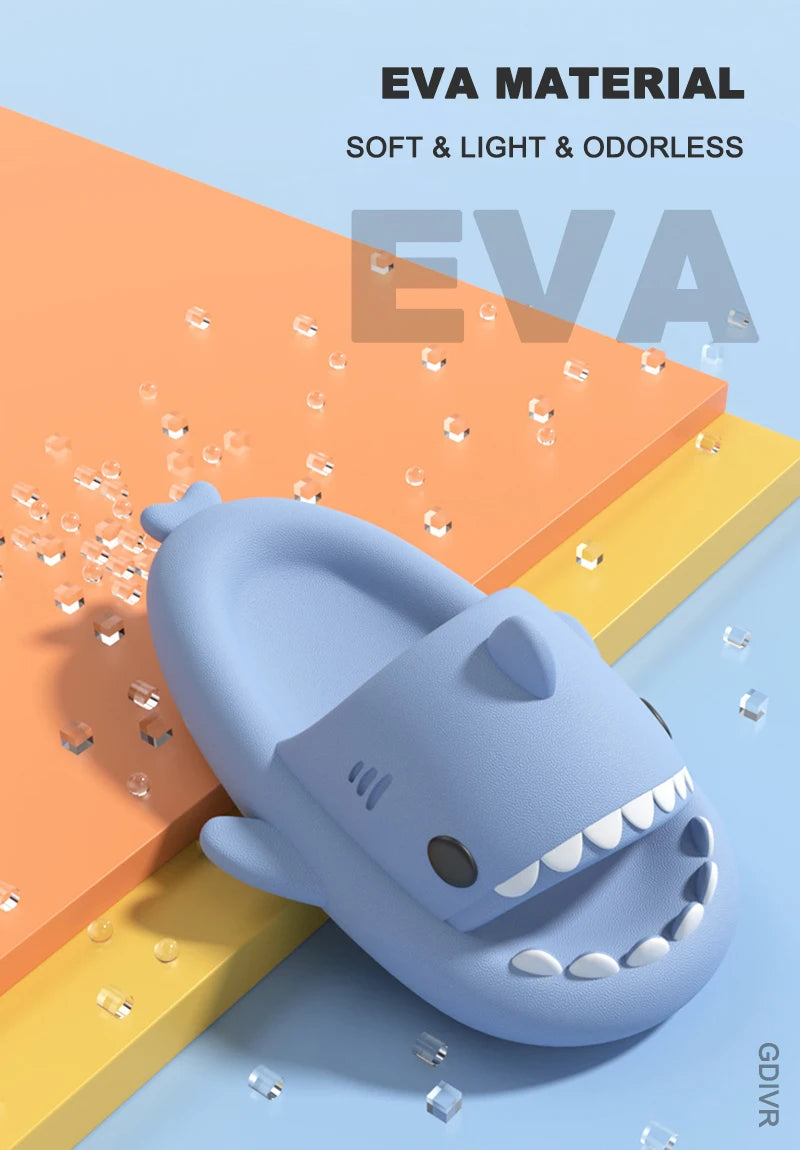 En blå hai-tema EVA-tøffel på en oransje og gul bakgrunn.