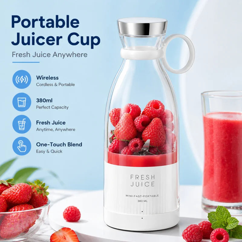 En klar glasskanne med en bærbar juicekopp fylt med fersk juice, omgitt av ulike friske frukter.