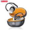 Et par svarte og sølv ERAZER XT66PRO trådløse Bluetooth-ørepropper i ladeetuiet.