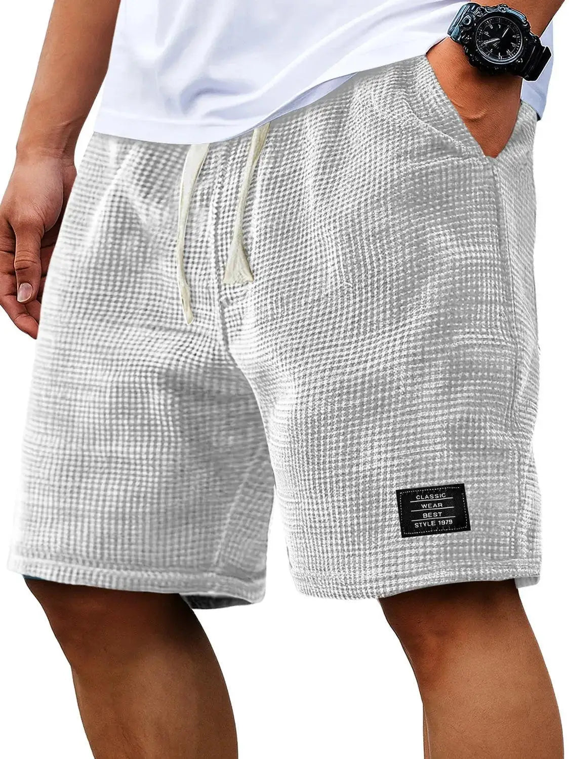 Pantalones cortos informales de waffle gris para hombre con cordón, usados por una persona.