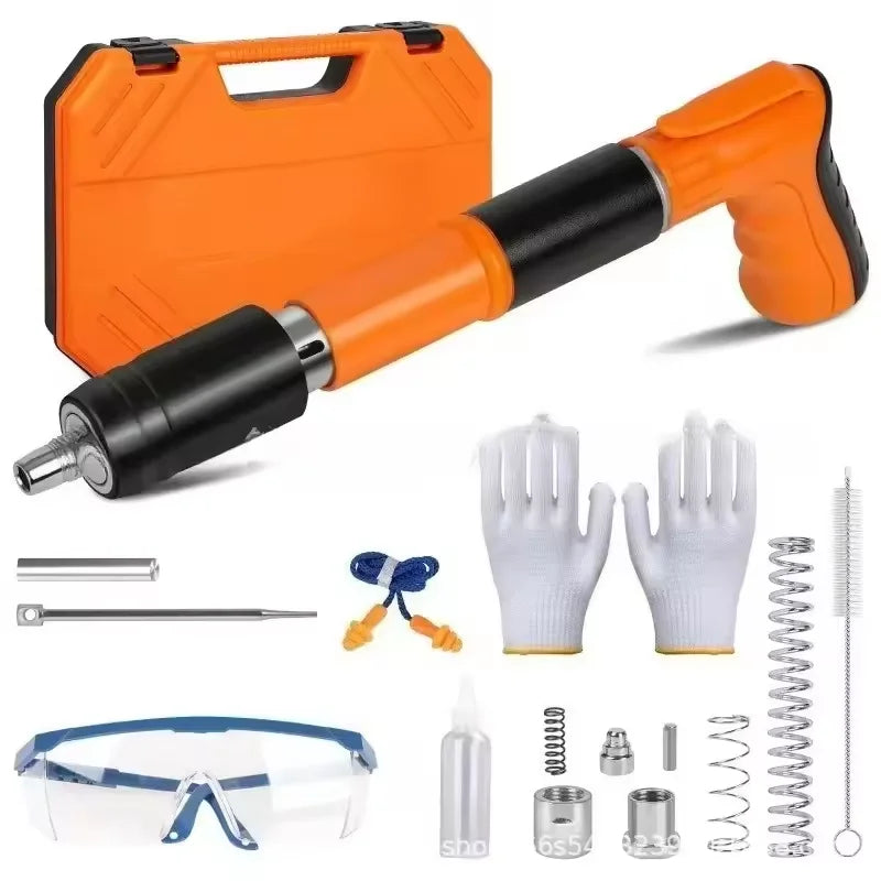 Pistola remachadora manual naranja con remache, alicates y guantes de seguridad.
