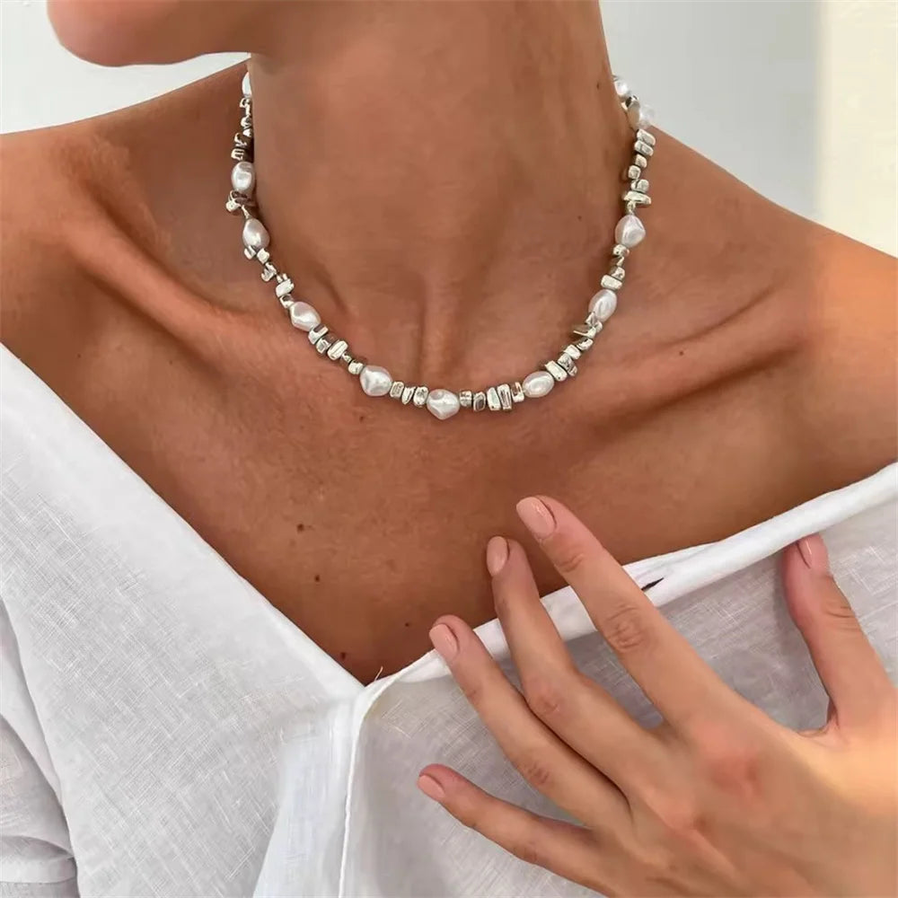 Nærbilde av et vintage geometrisk perlekjede med choker rundt halsen.