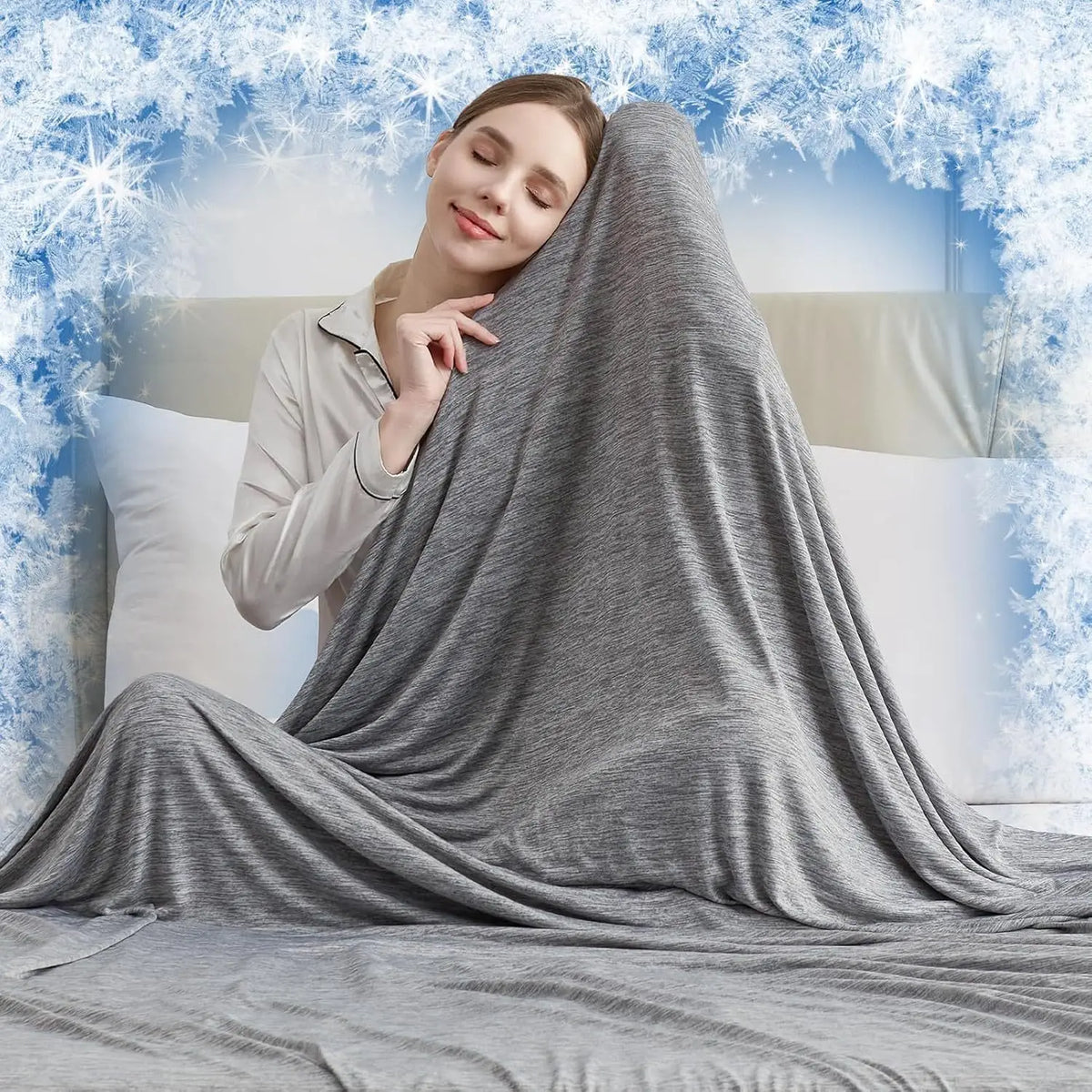 Mujer relajándose en una cama cubierta con una manta de verano gris refrescante.
