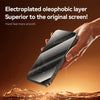 Una mano sostiene un smartphone con capa oleofóbica electrochapada, mostrando su acabado suave sobre el agua.