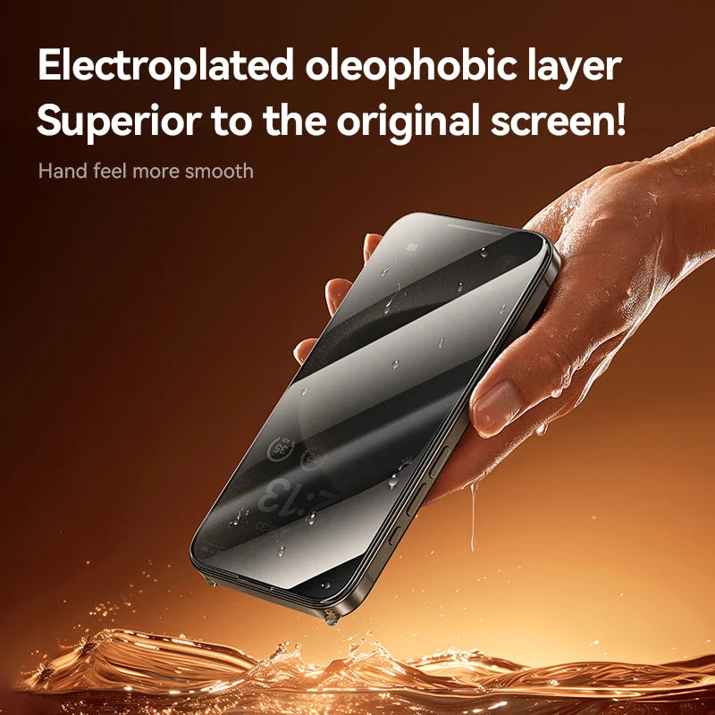 Una mano sostiene un smartphone con capa oleofóbica electrochapada, mostrando su acabado suave sobre el agua.