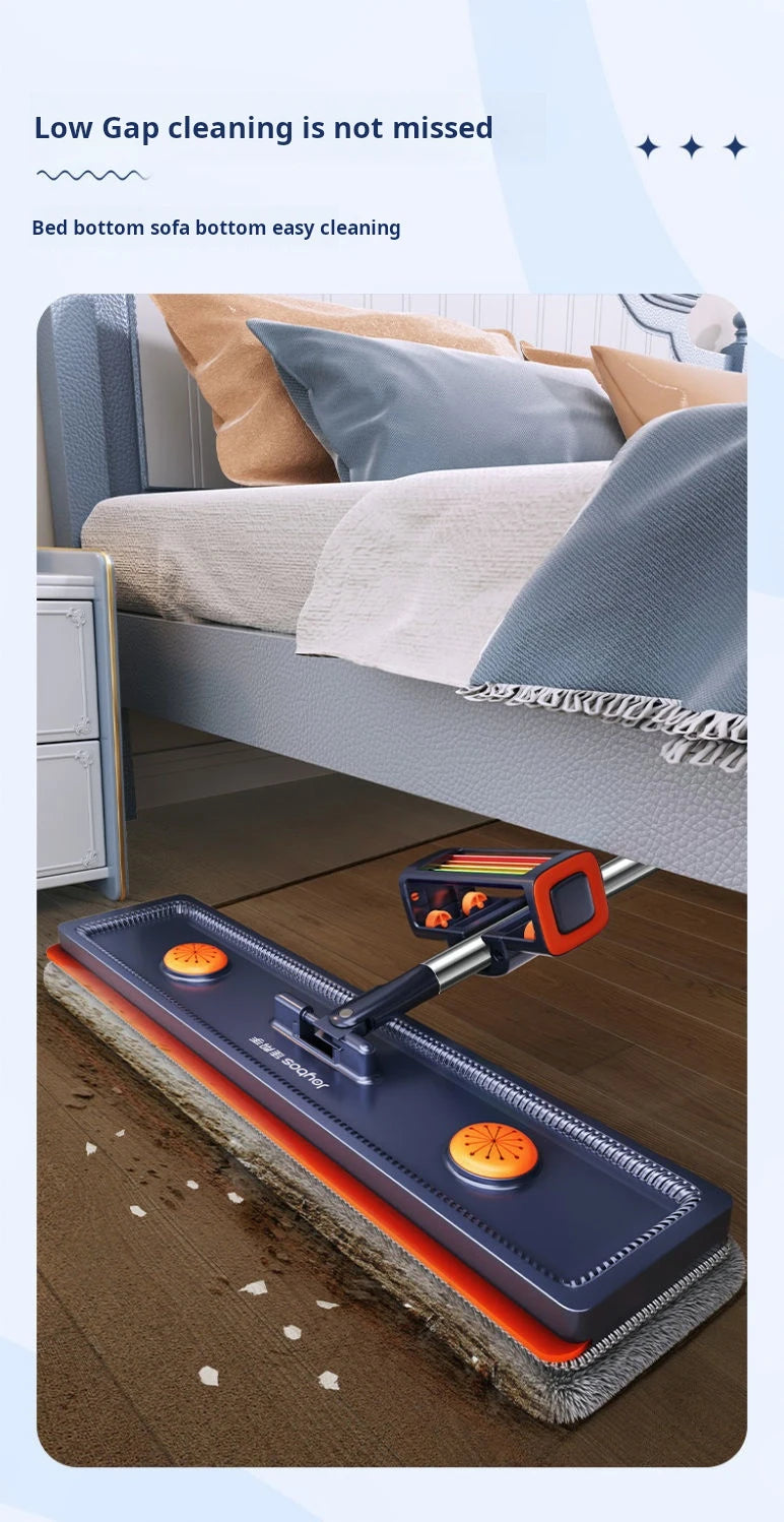 Fregona plana azul y naranja con rasqueta limpiando un suelo de madera.