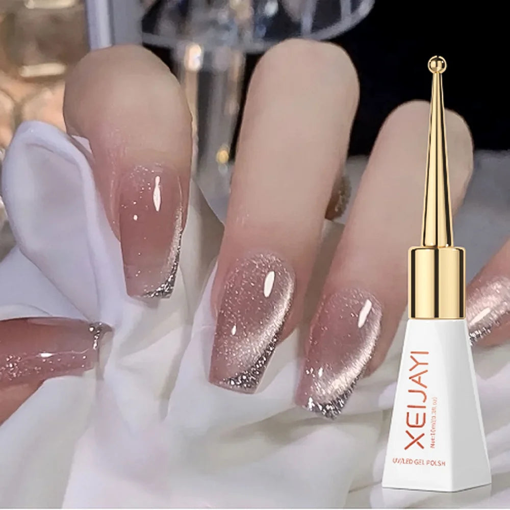Nærbillede af lange negle med sølvglitter gel og magnetisk katteøje-design.