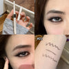 Nærbilde av øyesminke med en dobbeltspiss eyelinerpenn og highlighter på øyelokk og øyenbryn.