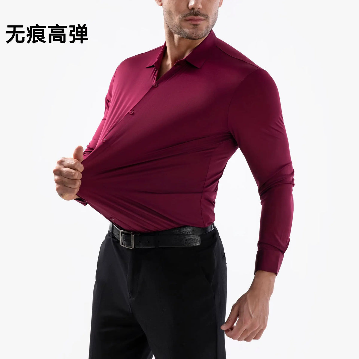 Primer plano de una camisa de vestir granate para hombre sostenida, con cuello y mangas largas.