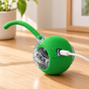 Pelota interactiva verde para gato con cable de carga USB-C conectado