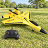 Gult RC-skumfly af SU-35-type med controller på græs